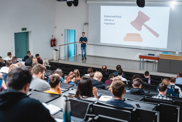 Školitel Bezpečný kód při školení v Brně.